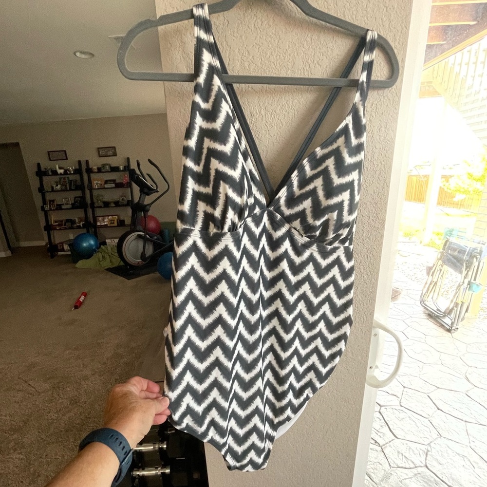 Liz Lange NWT Maternity blue/White crisscross back one piece Swimsuit. Size XL